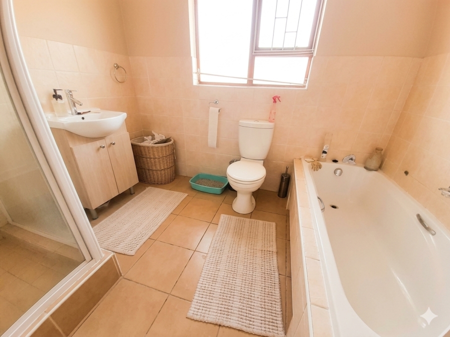 3 Bedroom Property for Sale in Wilgeheuwel Gauteng