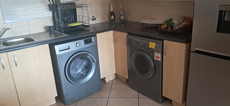 To Let 3 Bedroom Property for Rent in Rangeview Gauteng
