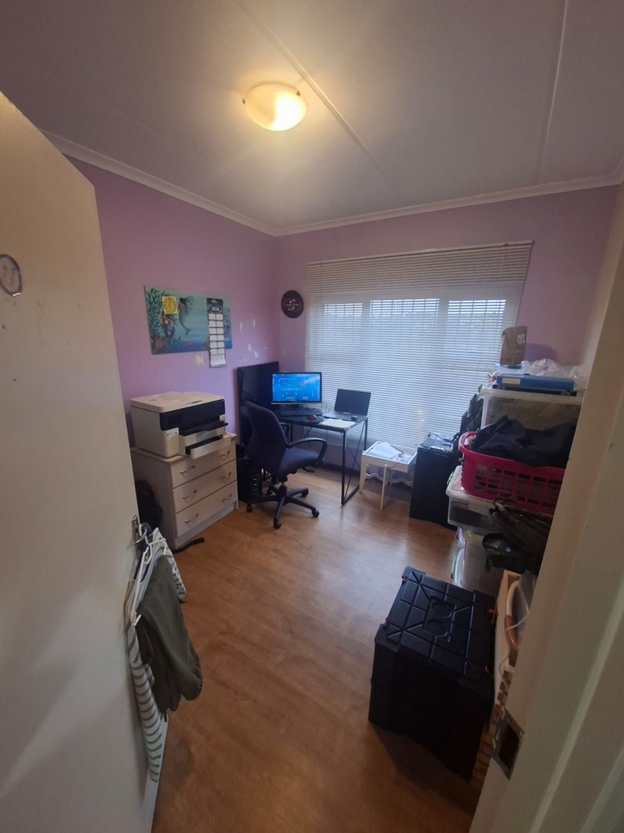 To Let 3 Bedroom Property for Rent in Rangeview Gauteng
