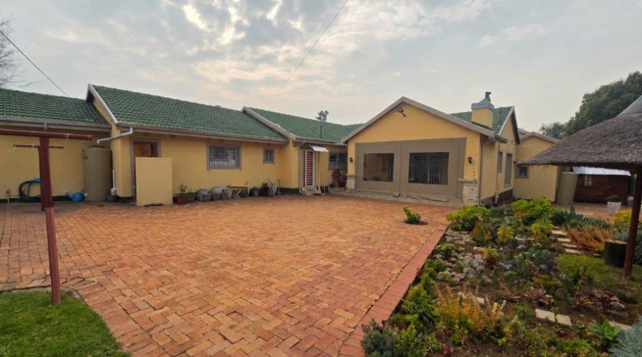 6 Bedroom Property for Sale in Brackenhurst Gauteng
