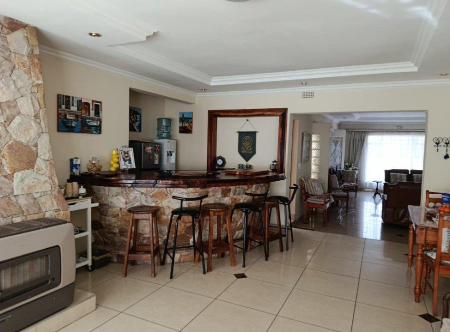 6 Bedroom Property for Sale in Brackenhurst Gauteng