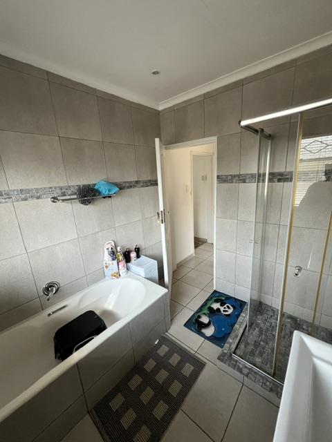 4 Bedroom Property for Sale in Oakdene Gauteng