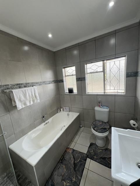 4 Bedroom Property for Sale in Oakdene Gauteng