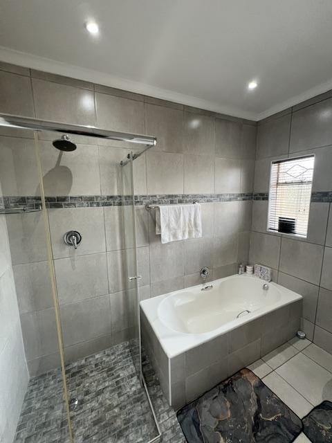 4 Bedroom Property for Sale in Oakdene Gauteng