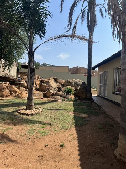 4 Bedroom Property for Sale in Oakdene Gauteng