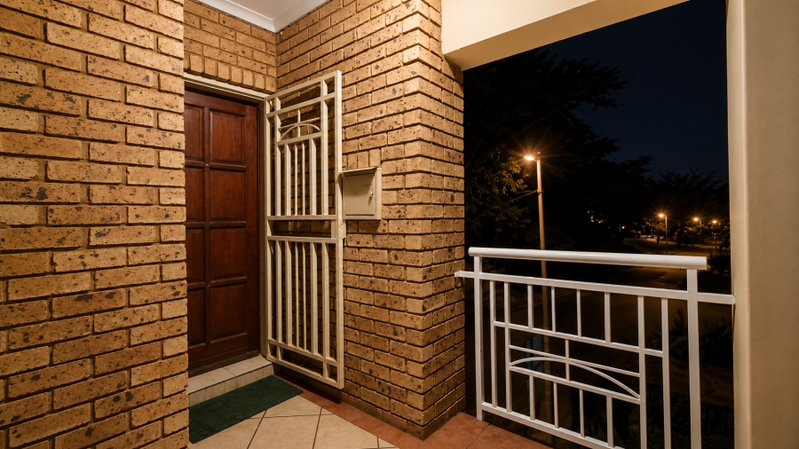 To Let 2 Bedroom Property for Rent in Die Hoewes Gauteng