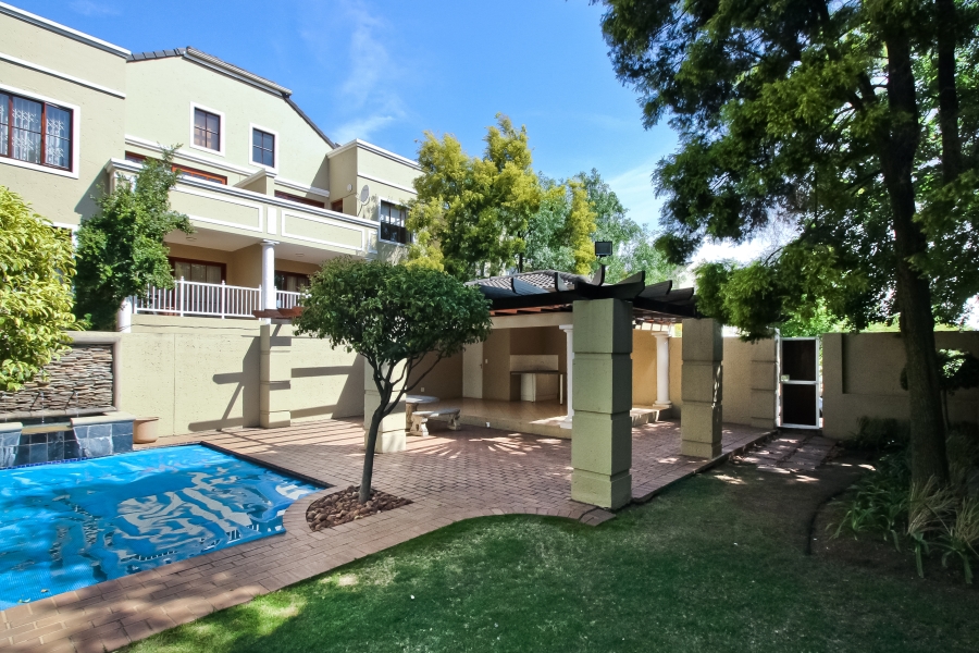 2 Bedroom Property for Sale in Saxonwold Gauteng
