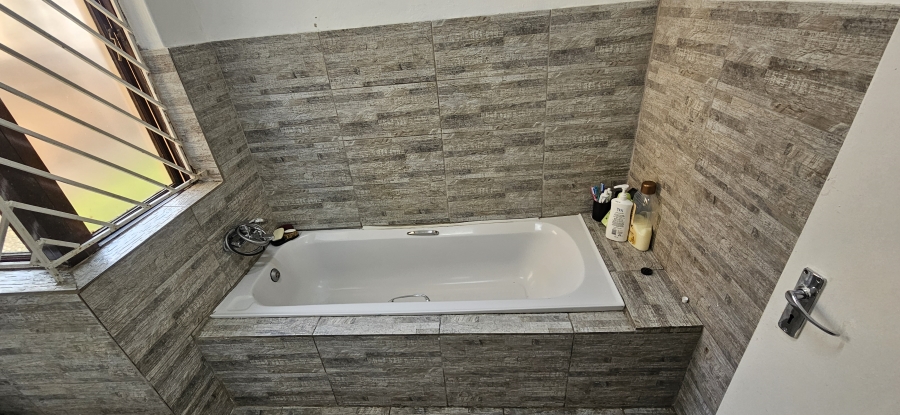 3 Bedroom Property for Sale in Mondeor Gauteng