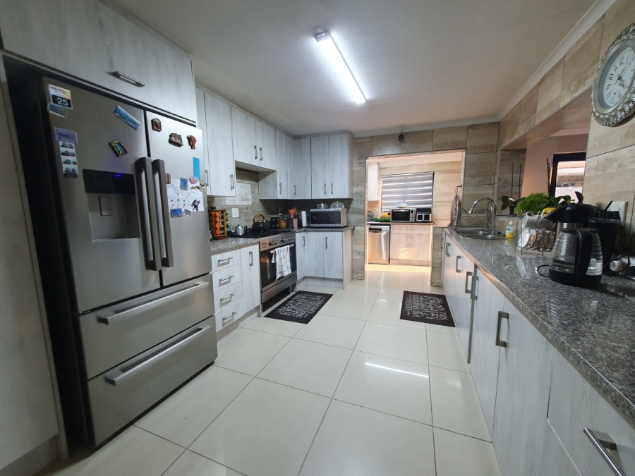 4 Bedroom Property for Sale in Sunair Park Gauteng