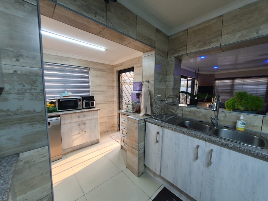 4 Bedroom Property for Sale in Sunair Park Gauteng