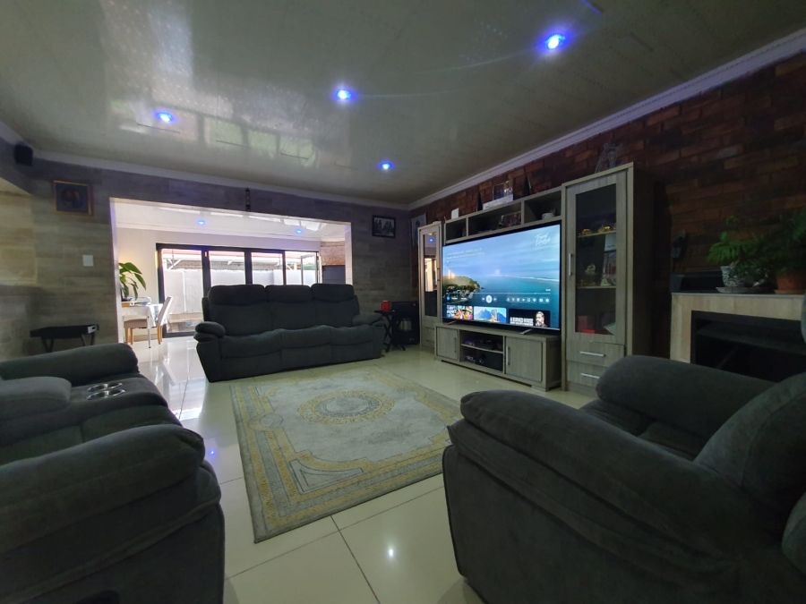 4 Bedroom Property for Sale in Sunair Park Gauteng