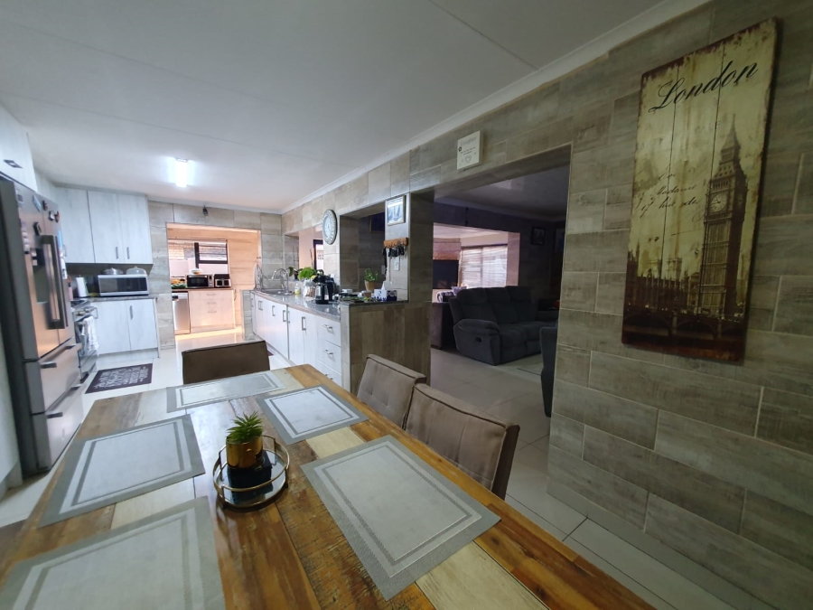 4 Bedroom Property for Sale in Sunair Park Gauteng