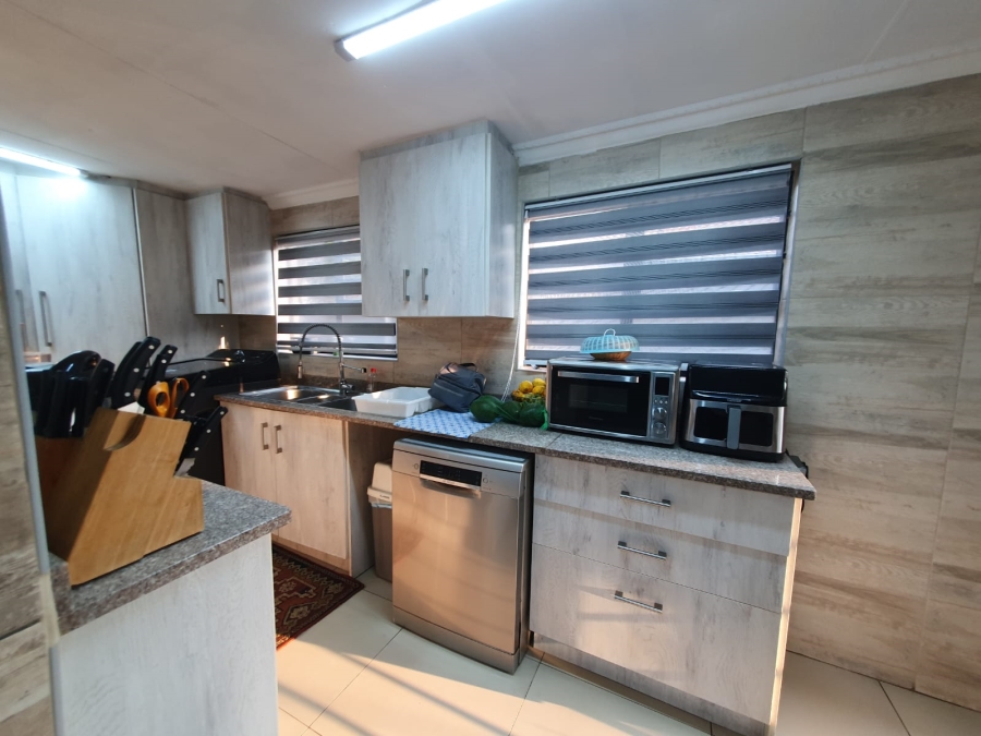 4 Bedroom Property for Sale in Sunair Park Gauteng