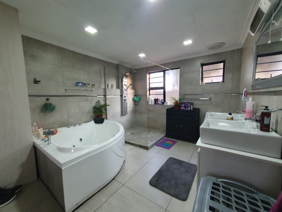 4 Bedroom Property for Sale in Sunair Park Gauteng