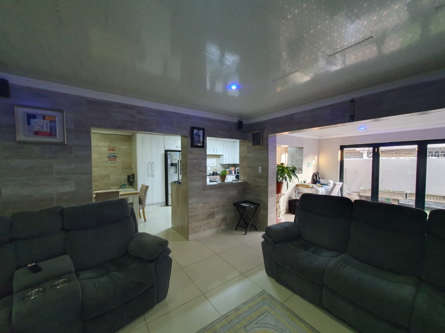 4 Bedroom Property for Sale in Sunair Park Gauteng