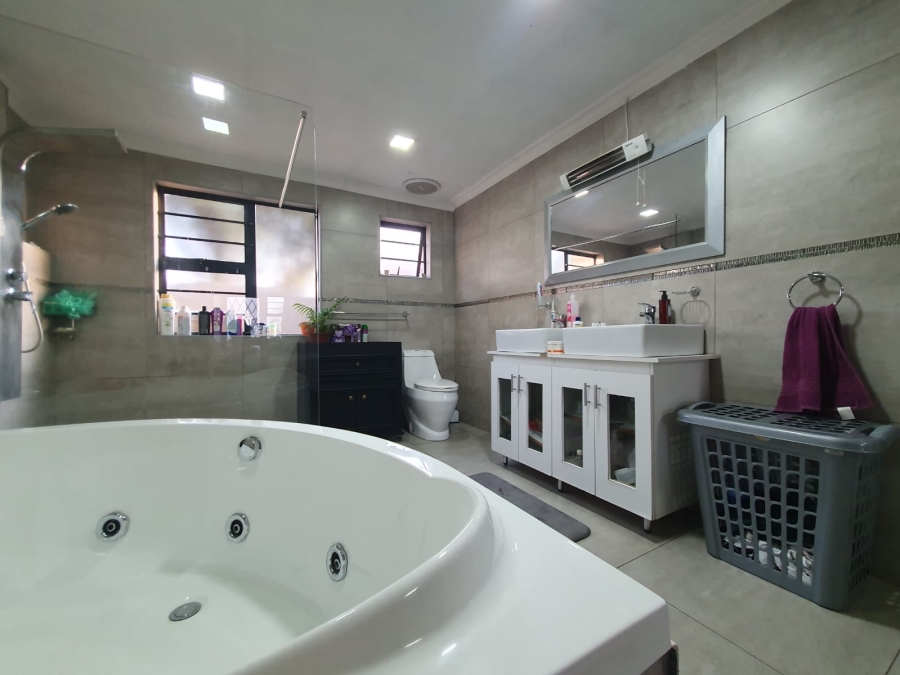 4 Bedroom Property for Sale in Sunair Park Gauteng