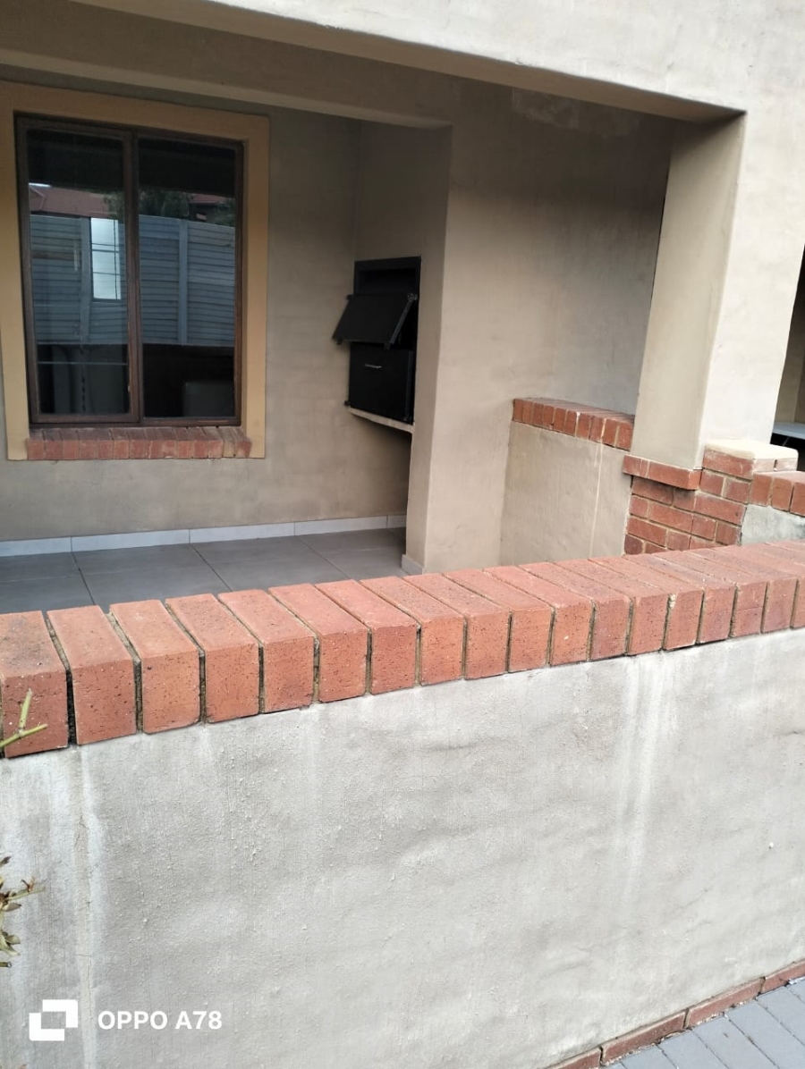 To Let 1 Bedroom Property for Rent in Kenleaf Gauteng