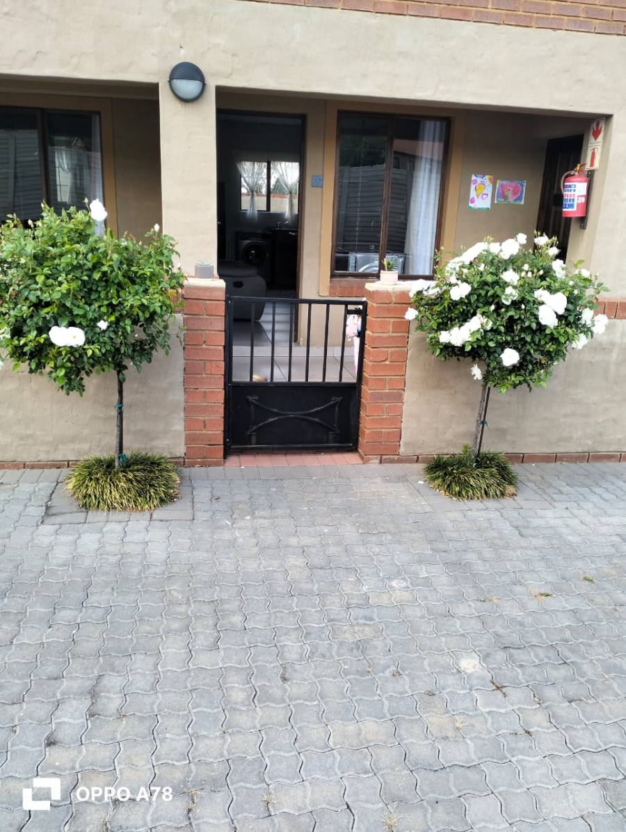 To Let 1 Bedroom Property for Rent in Kenleaf Gauteng