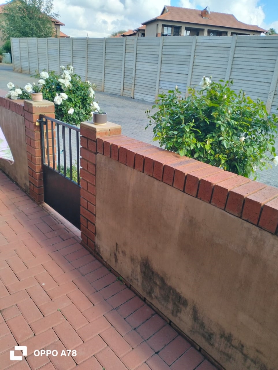 To Let 1 Bedroom Property for Rent in Kenleaf Gauteng