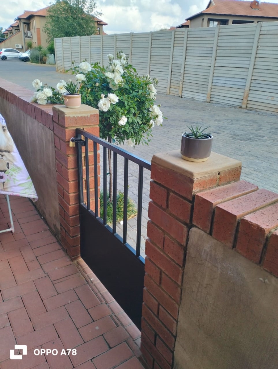 To Let 1 Bedroom Property for Rent in Kenleaf Gauteng