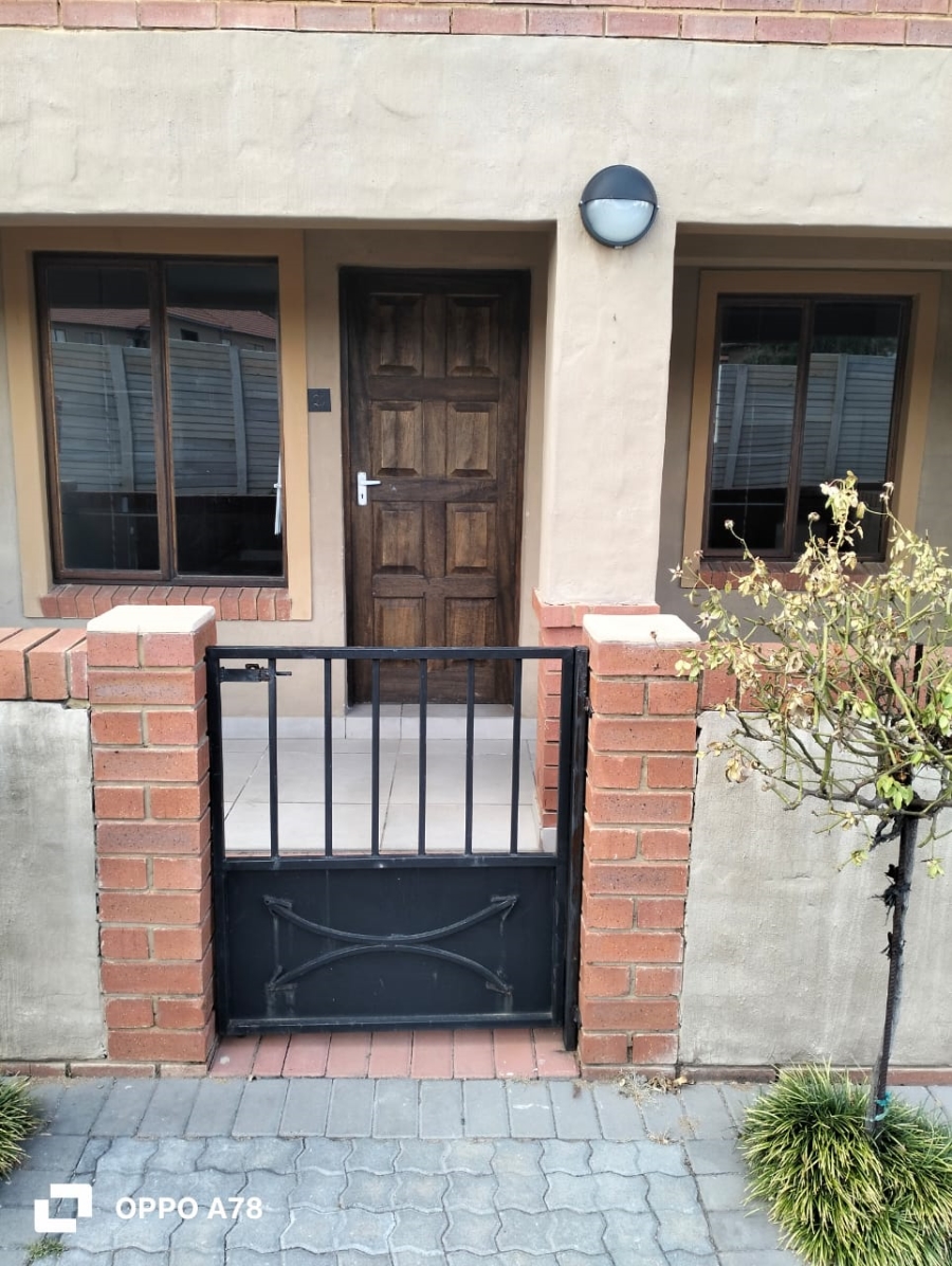 To Let 1 Bedroom Property for Rent in Kenleaf Gauteng