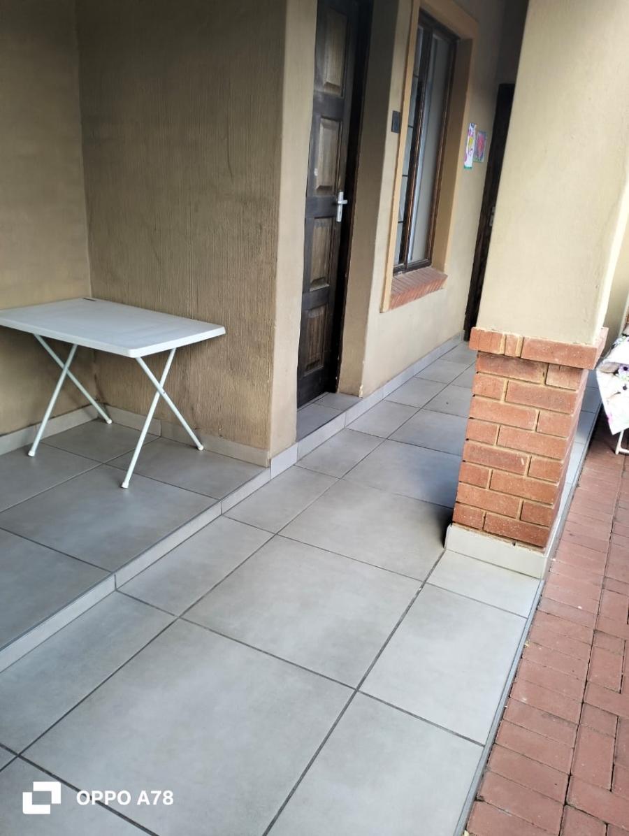 To Let 1 Bedroom Property for Rent in Kenleaf Gauteng