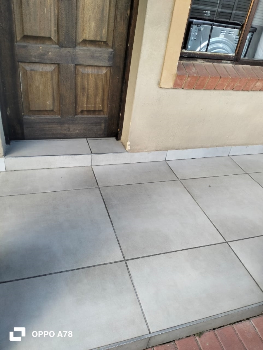 To Let 1 Bedroom Property for Rent in Kenleaf Gauteng