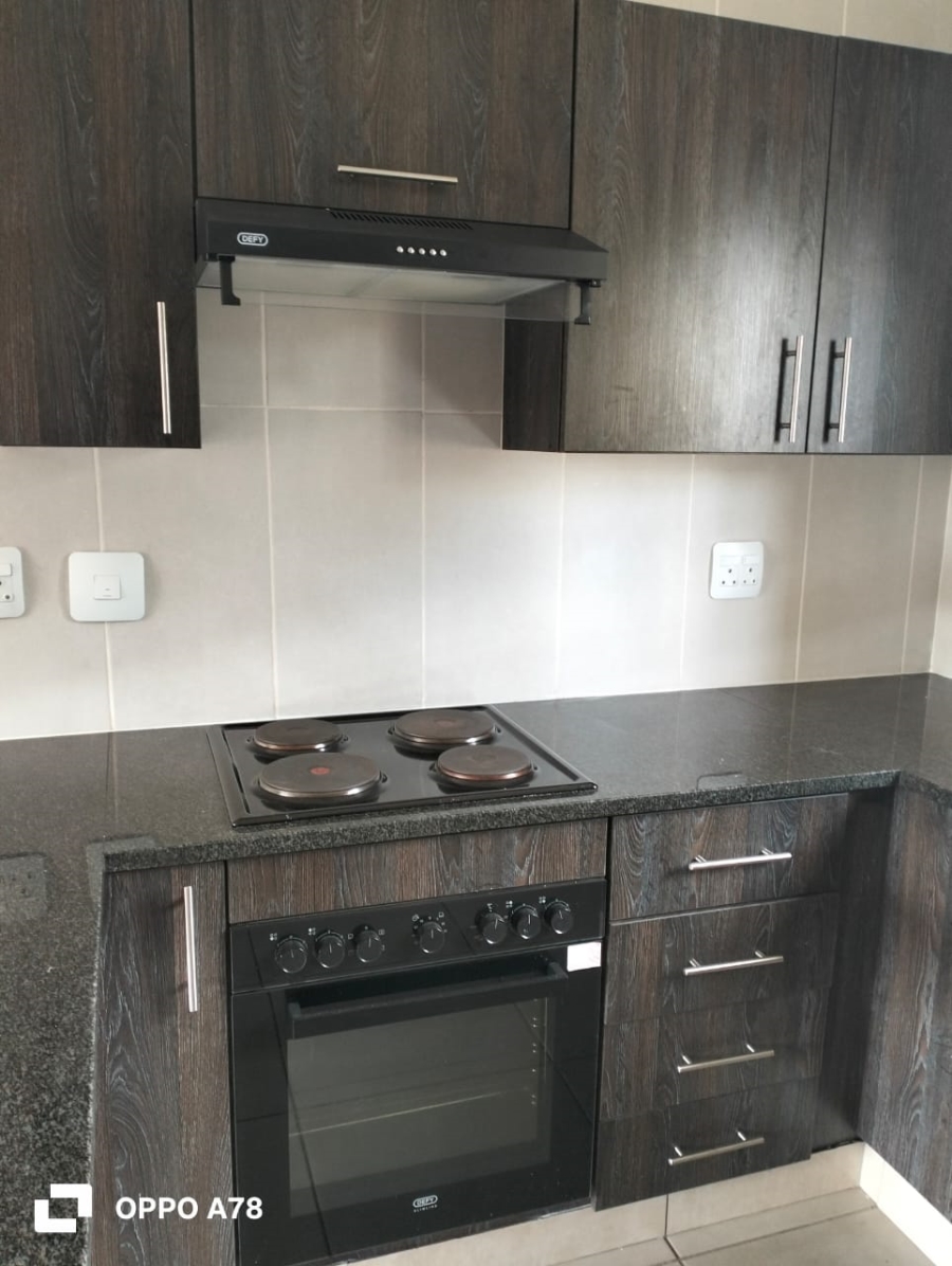 To Let 1 Bedroom Property for Rent in Kenleaf Gauteng