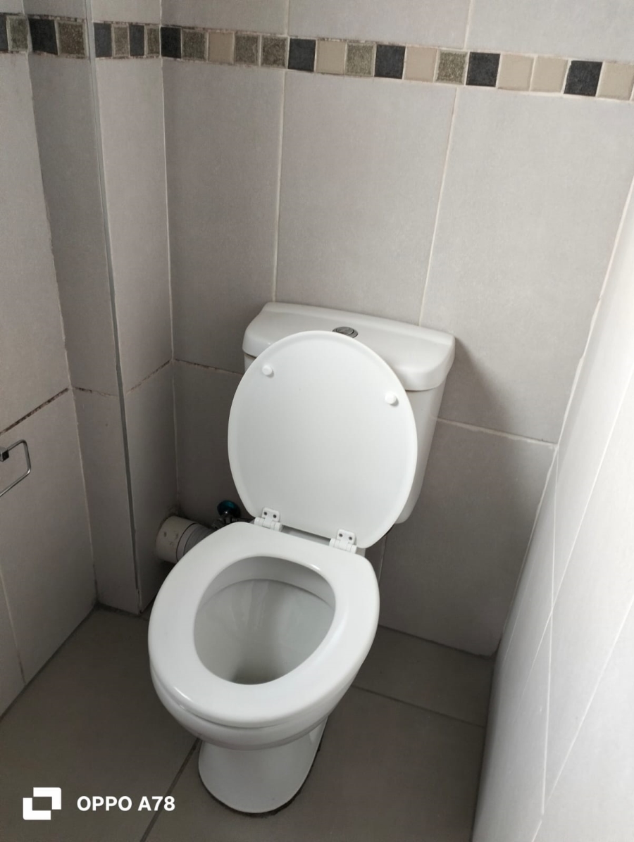 To Let 1 Bedroom Property for Rent in Kenleaf Gauteng
