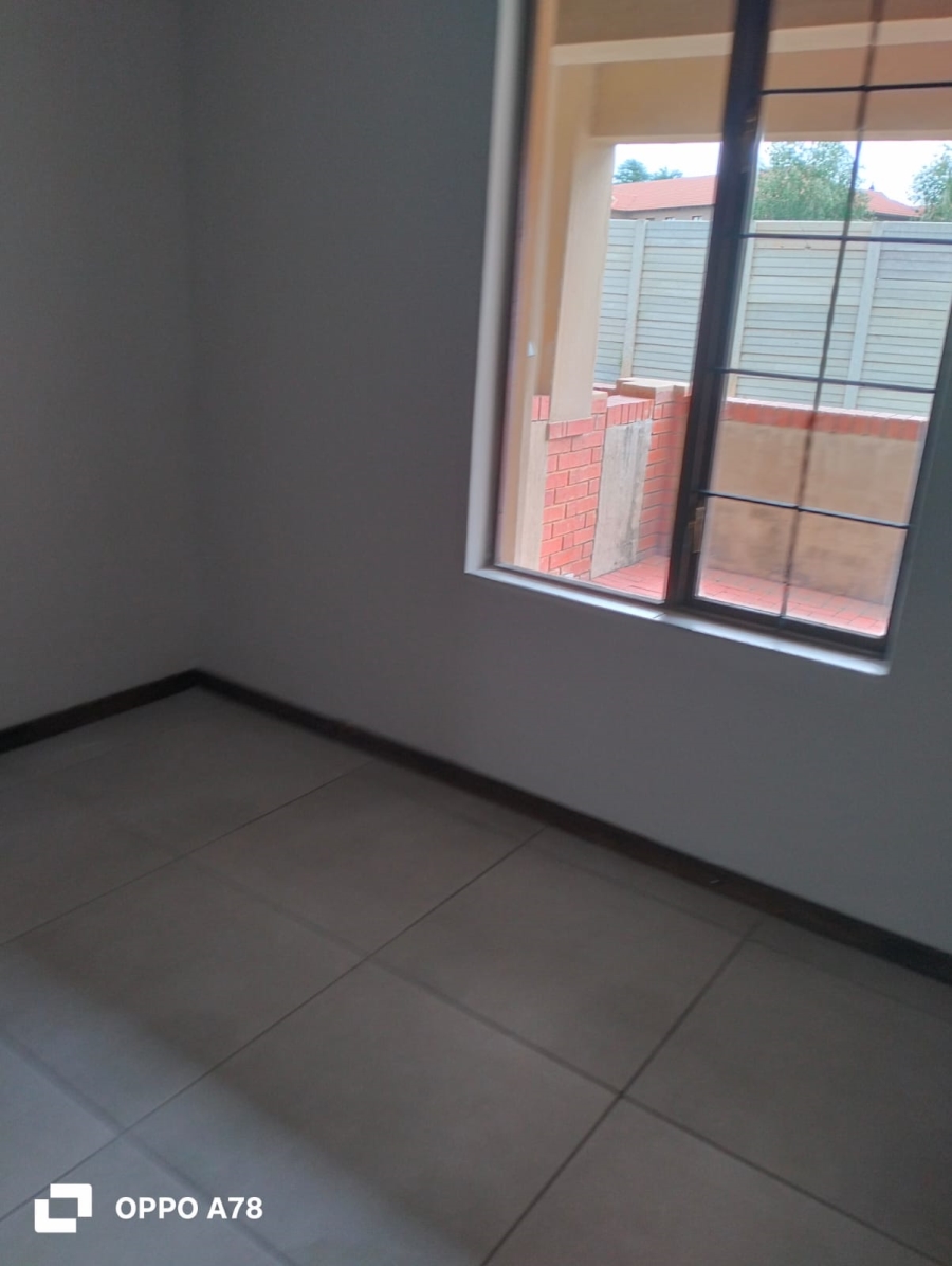 To Let 1 Bedroom Property for Rent in Kenleaf Gauteng