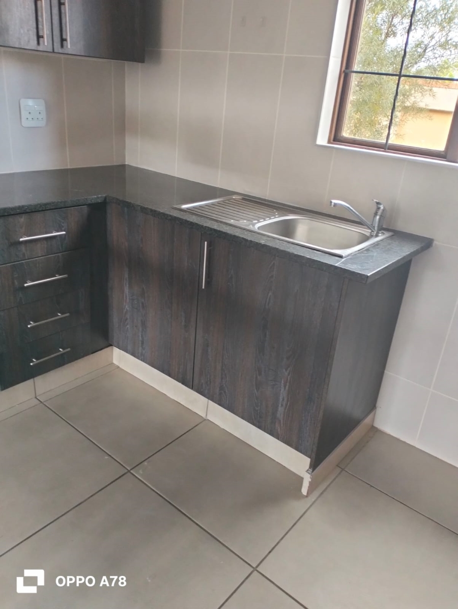 To Let 1 Bedroom Property for Rent in Kenleaf Gauteng