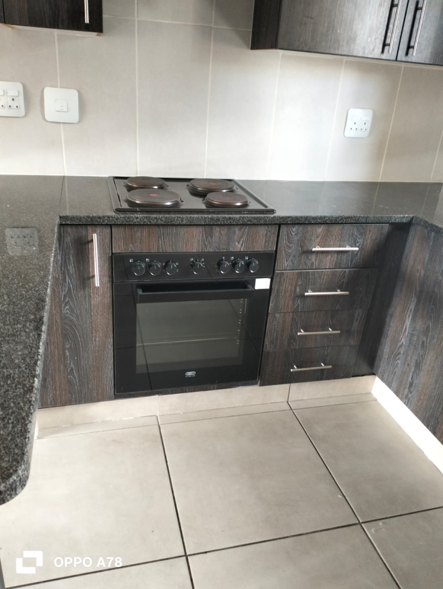To Let 1 Bedroom Property for Rent in Kenleaf Gauteng