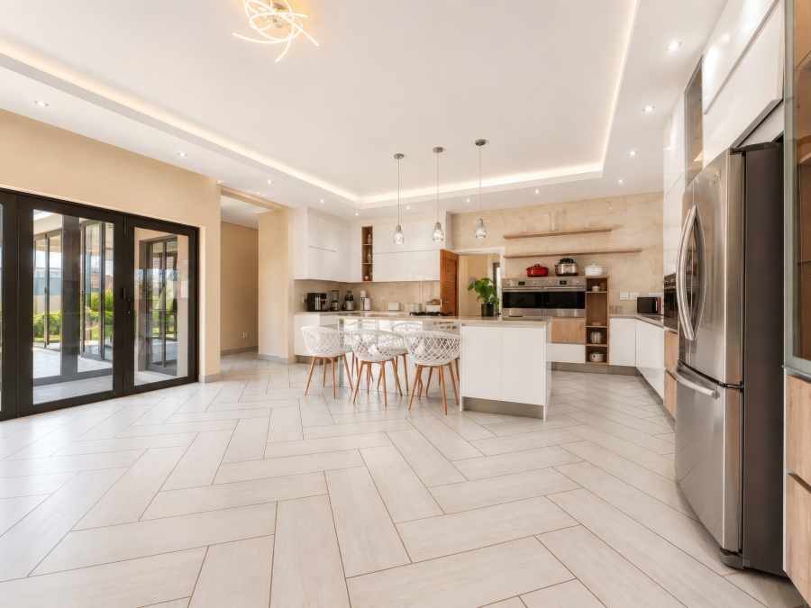 6 Bedroom Property for Sale in Copperleaf Estate Gauteng