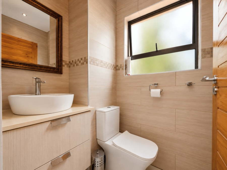 6 Bedroom Property for Sale in Copperleaf Estate Gauteng
