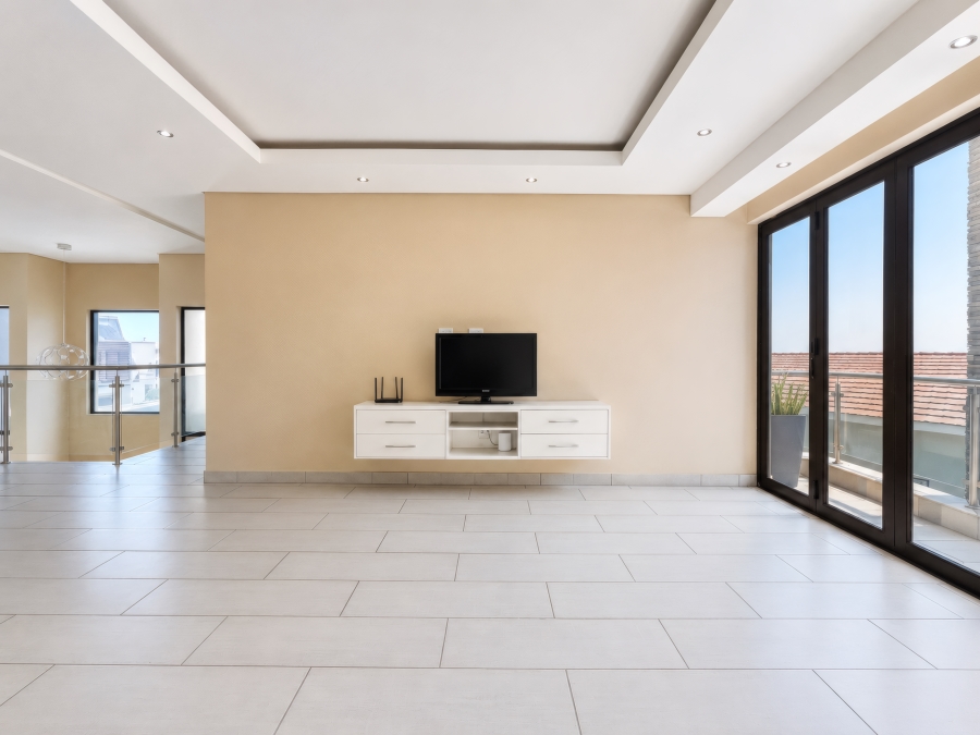 6 Bedroom Property for Sale in Copperleaf Estate Gauteng