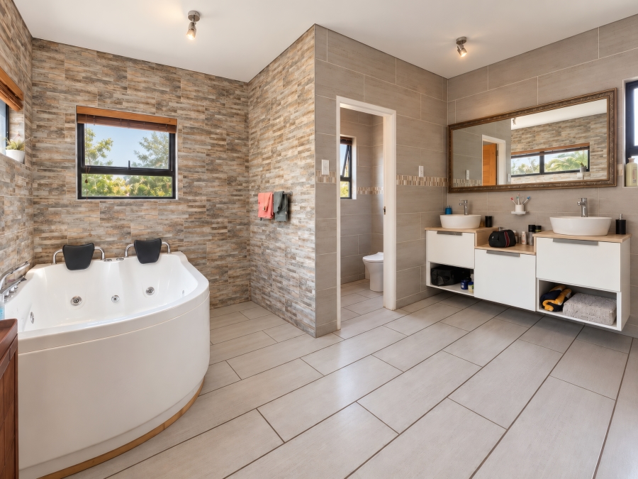 6 Bedroom Property for Sale in Copperleaf Estate Gauteng