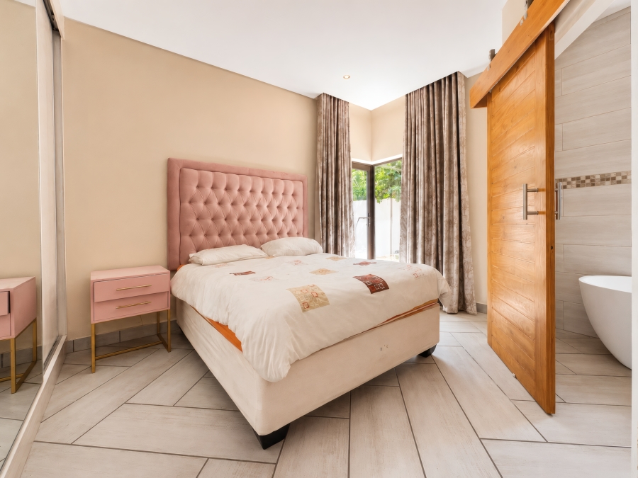 6 Bedroom Property for Sale in Copperleaf Estate Gauteng
