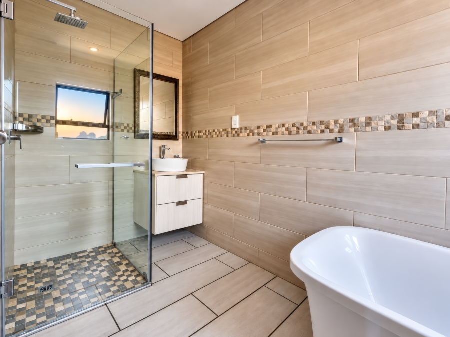 6 Bedroom Property for Sale in Copperleaf Estate Gauteng