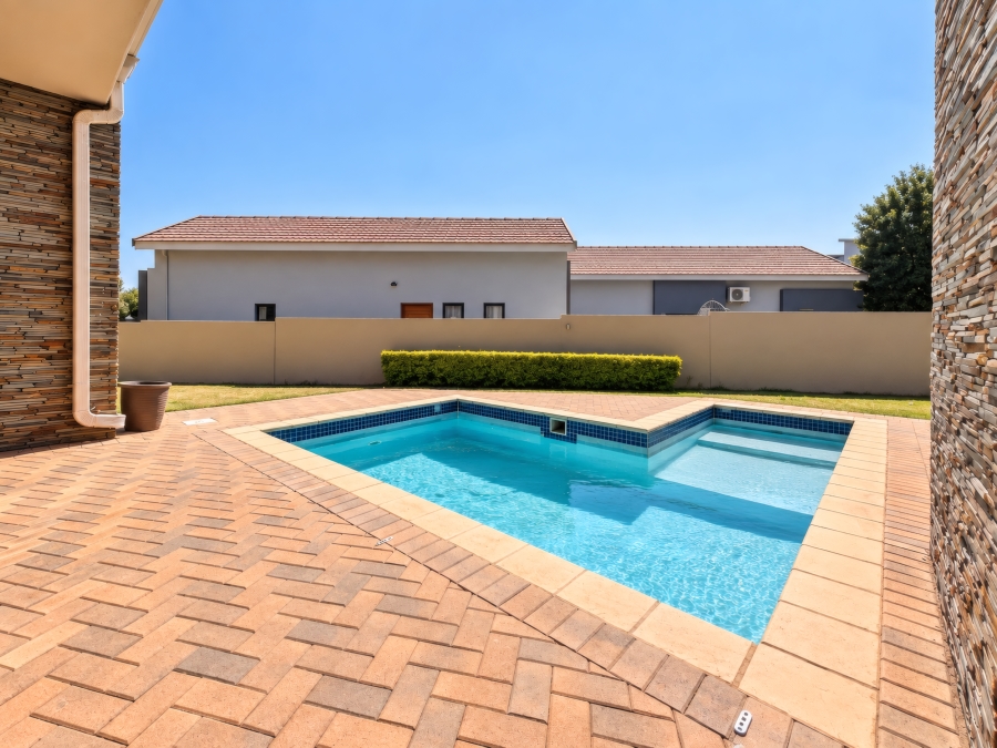 6 Bedroom Property for Sale in Copperleaf Estate Gauteng