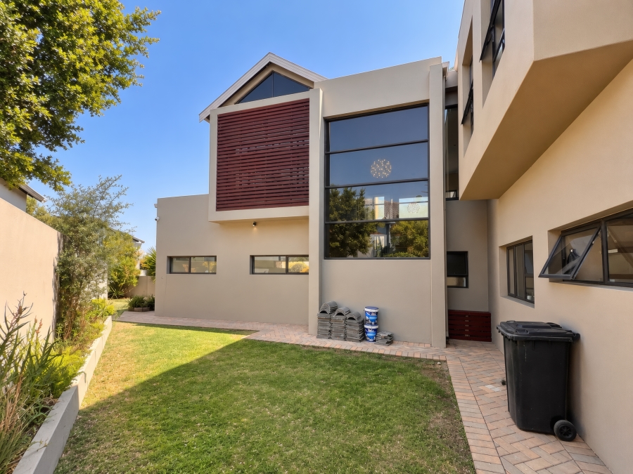6 Bedroom Property for Sale in Copperleaf Estate Gauteng