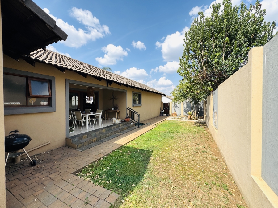 3 Bedroom Property for Sale in Thatchfield Estate Gauteng
