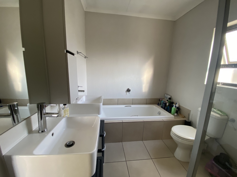 To Let 3 Bedroom Property for Rent in Broadacres Gauteng