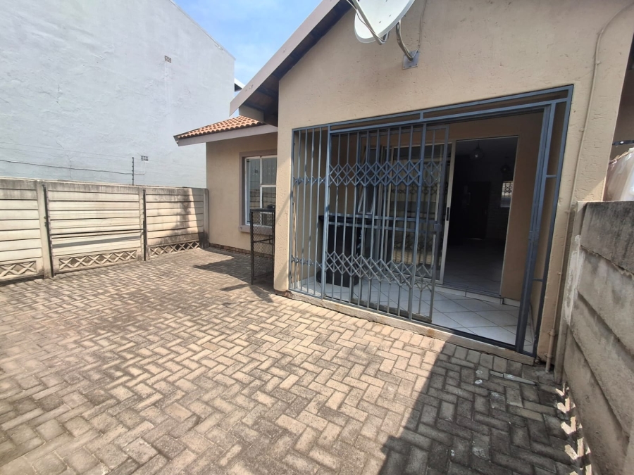 To Let 2 Bedroom Property for Rent in Lambton Gauteng