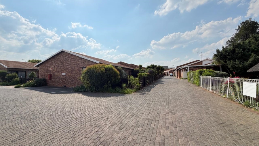3 Bedroom Property for Sale in Brackenhurst Gauteng