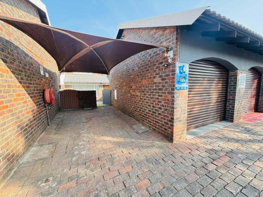 To Let 2 Bedroom Property for Rent in Florida Gauteng