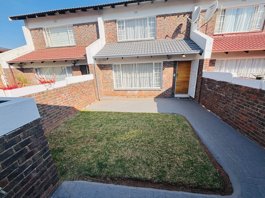 To Let 2 Bedroom Property for Rent in Florida Gauteng