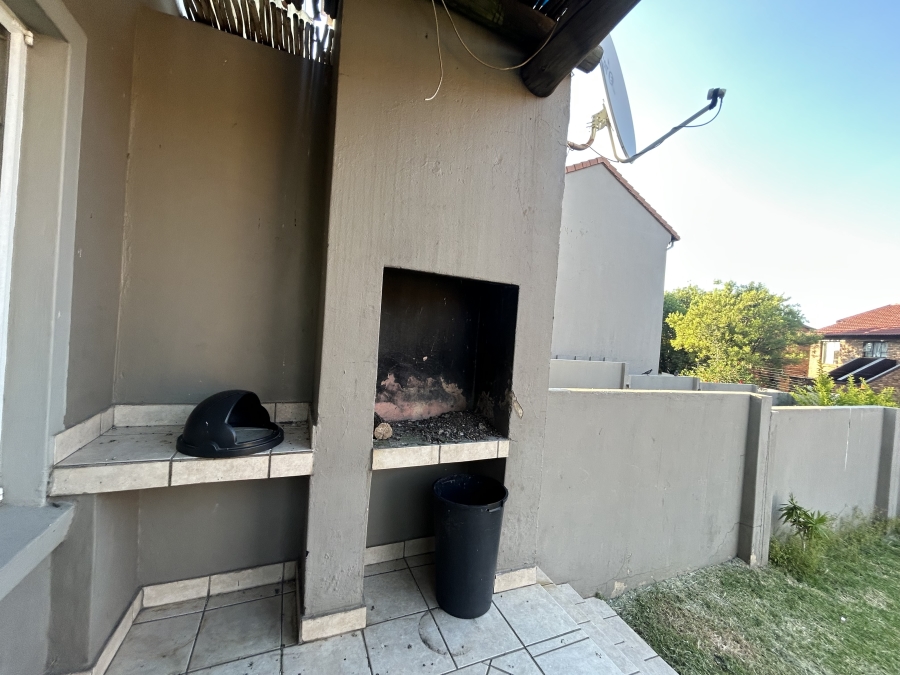 To Let 2 Bedroom Property for Rent in Vorna Valley Gauteng