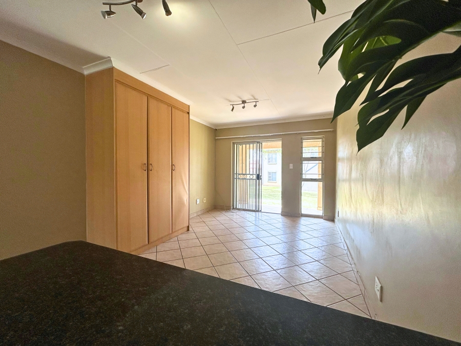 1 Bedroom Property for Sale in Silver Lakes Gauteng