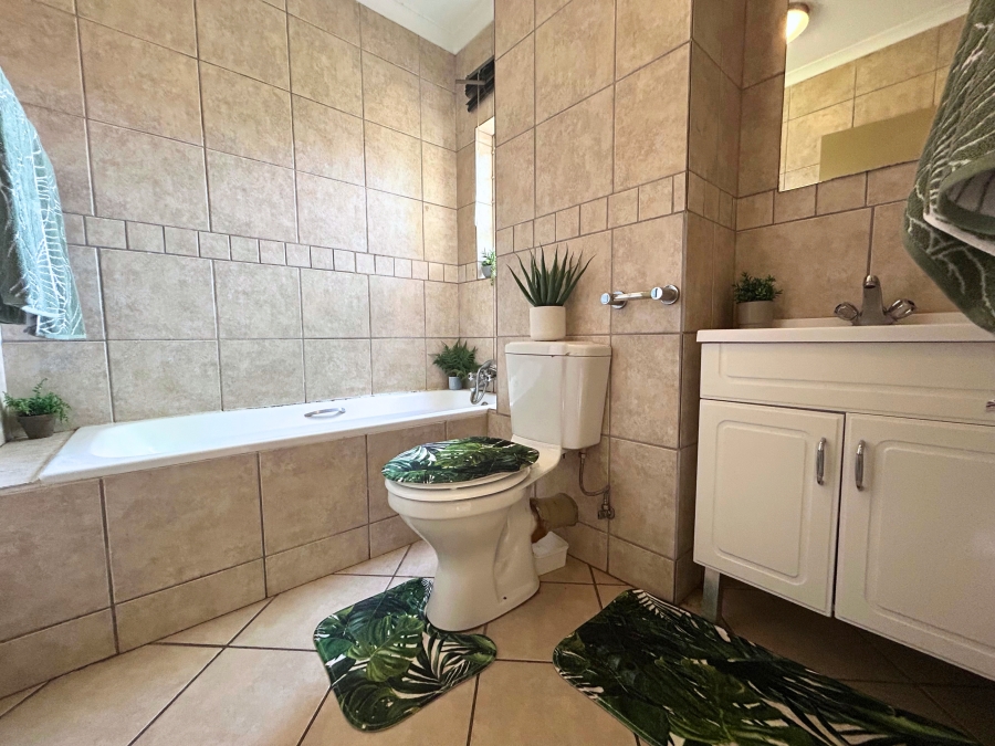 1 Bedroom Property for Sale in Silver Lakes Gauteng