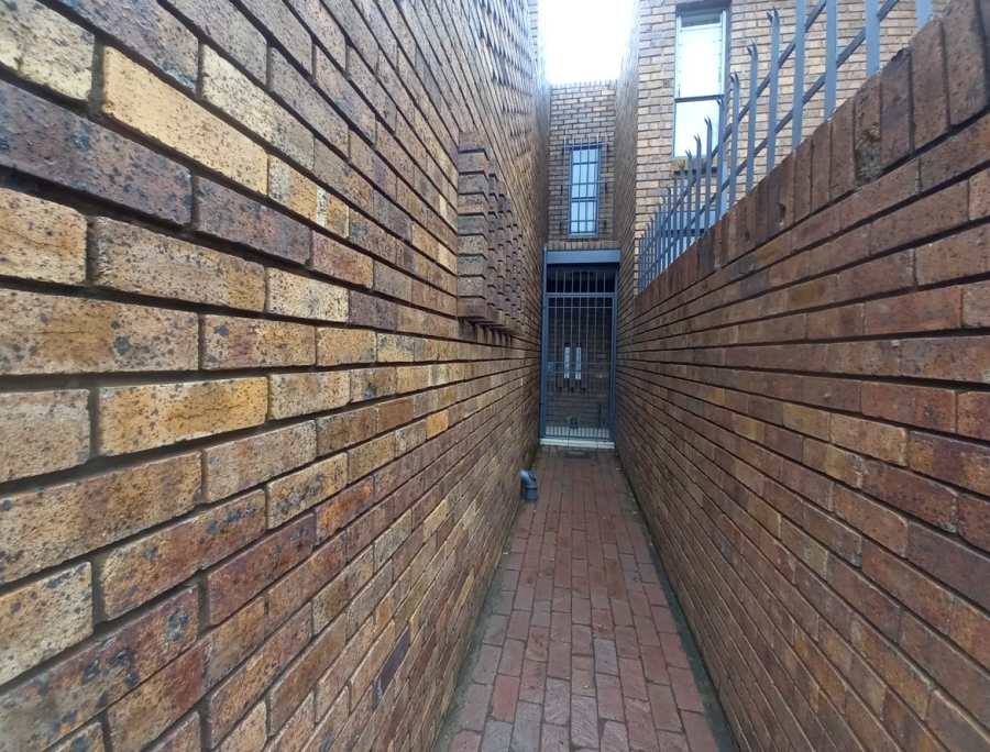 3 Bedroom Property for Sale in Maroelana Gauteng